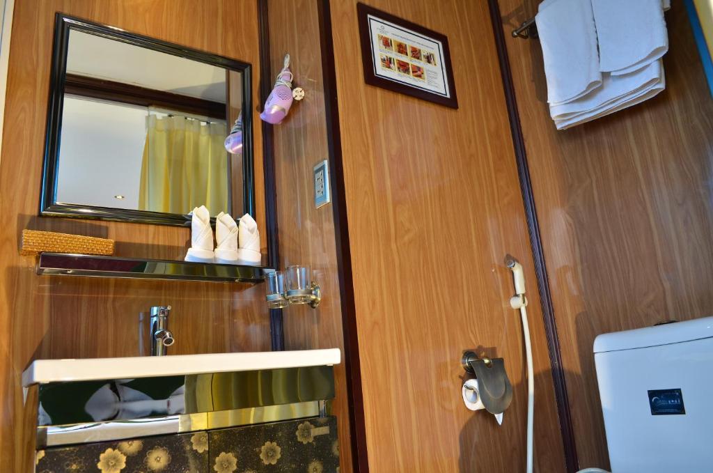 Garden Bay Premium Cruise Hotel Ha Long Værelse billede